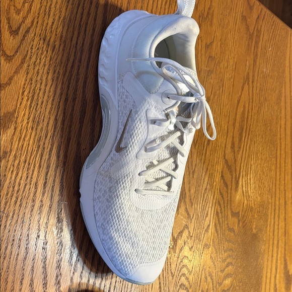 Nike White and Gray Women’s Walking Shoe. Women’s size 11 - Picture 7 of 13